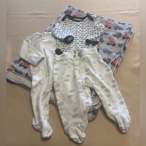 Lot Of 4-Baby Boy Clothes Pants Jumper One Piece Blanket 0-3 Months Cars Giraffe